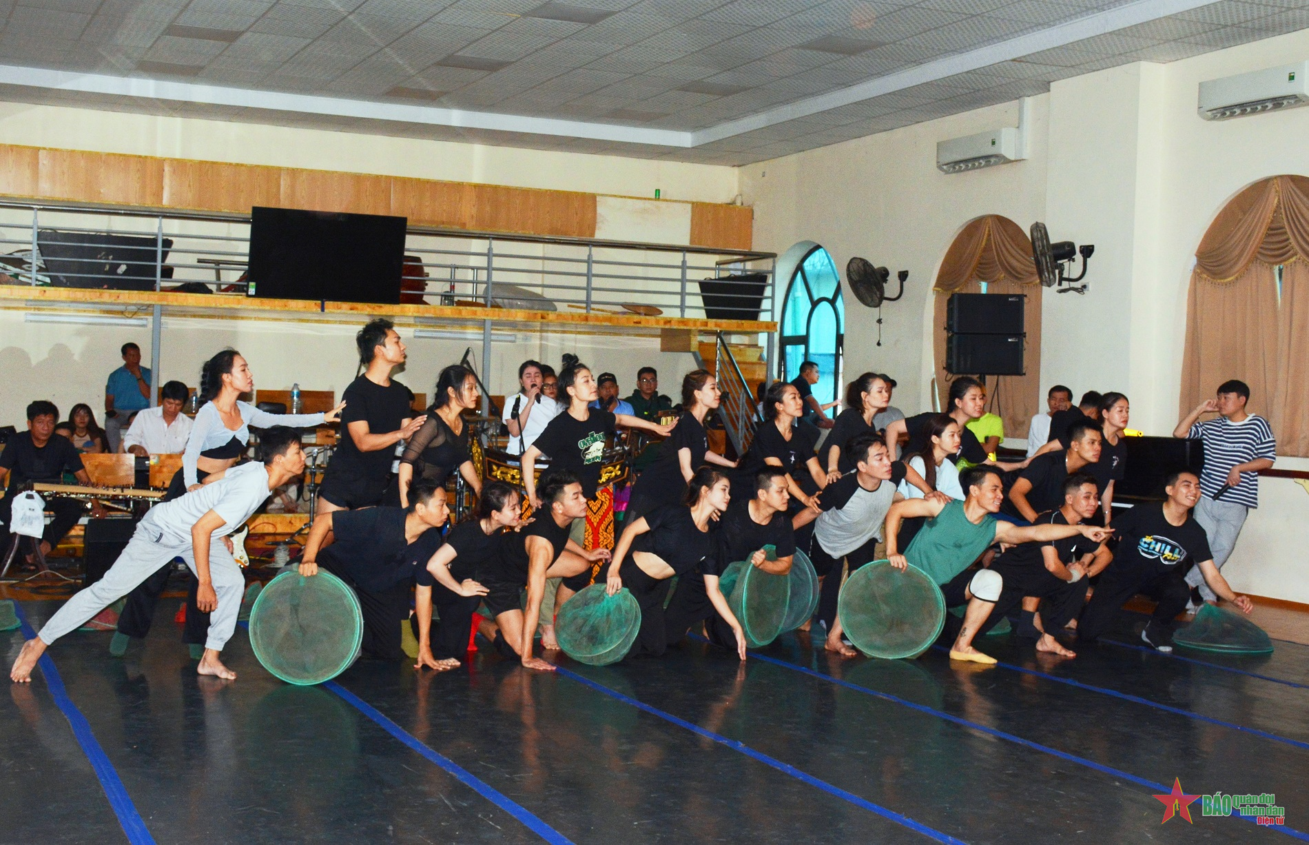 Nỗ lực luyện tập để tỏa sáng trên sân khấu Hội diễn nghệ thuật chuyên nghiệp về đề tài quốc phòng toàn dân 2023